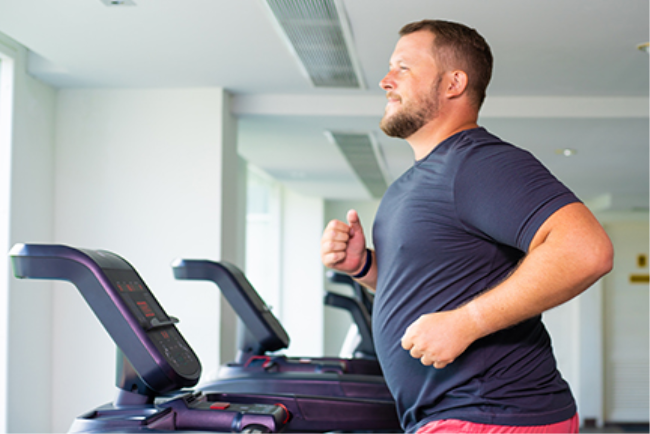אדם מבצע פעילות ספורטיבית כחלק מתכונית הדיאטה כדי להימנע מהשמנה